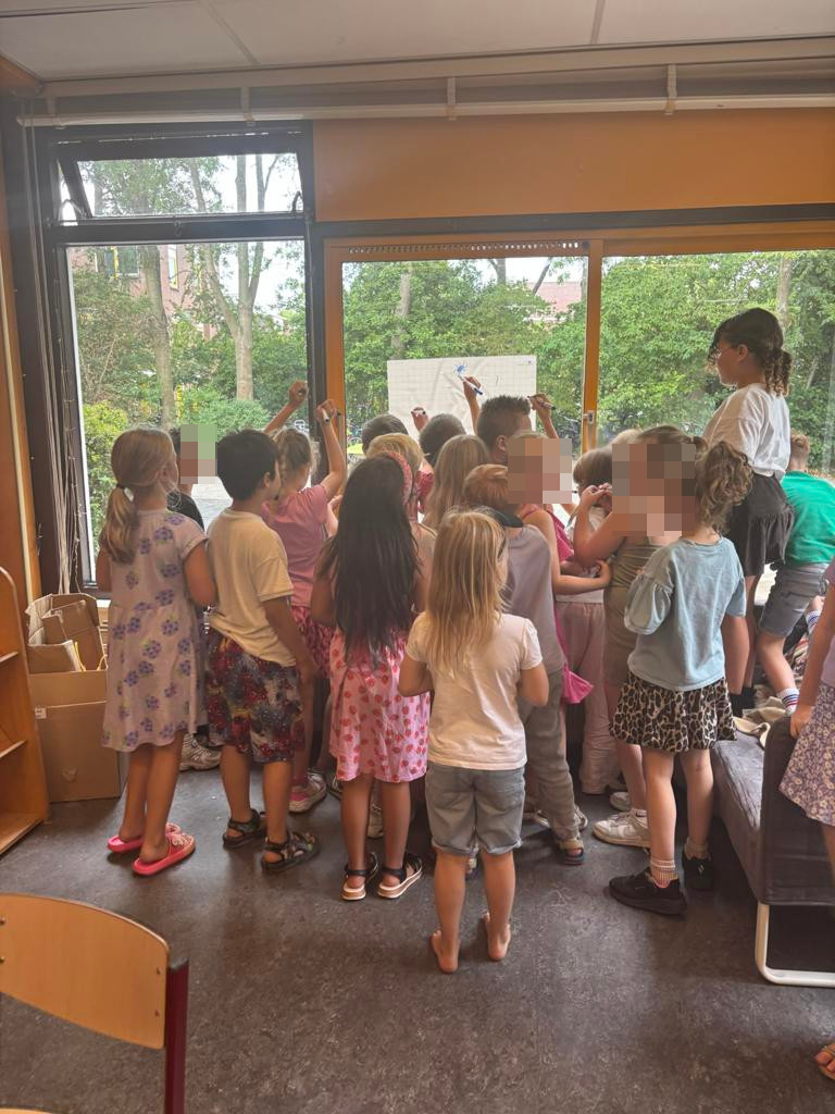 26 kids making a drawing in 60 seconds